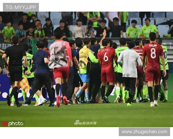 希腊土耳其赛后球迷矛盾升级双方场外爆发大规模激烈冲突 希腊土耳其赛后球迷矛盾升级双方场外爆发大规模激烈冲突